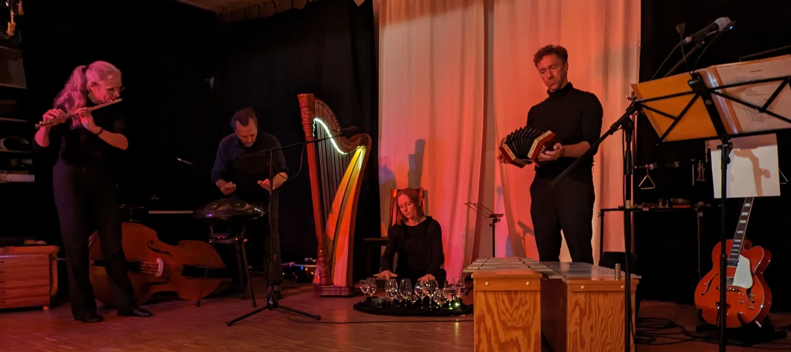 Das Stille-Ensemble spielt mit Instrumenten auf der Bühne